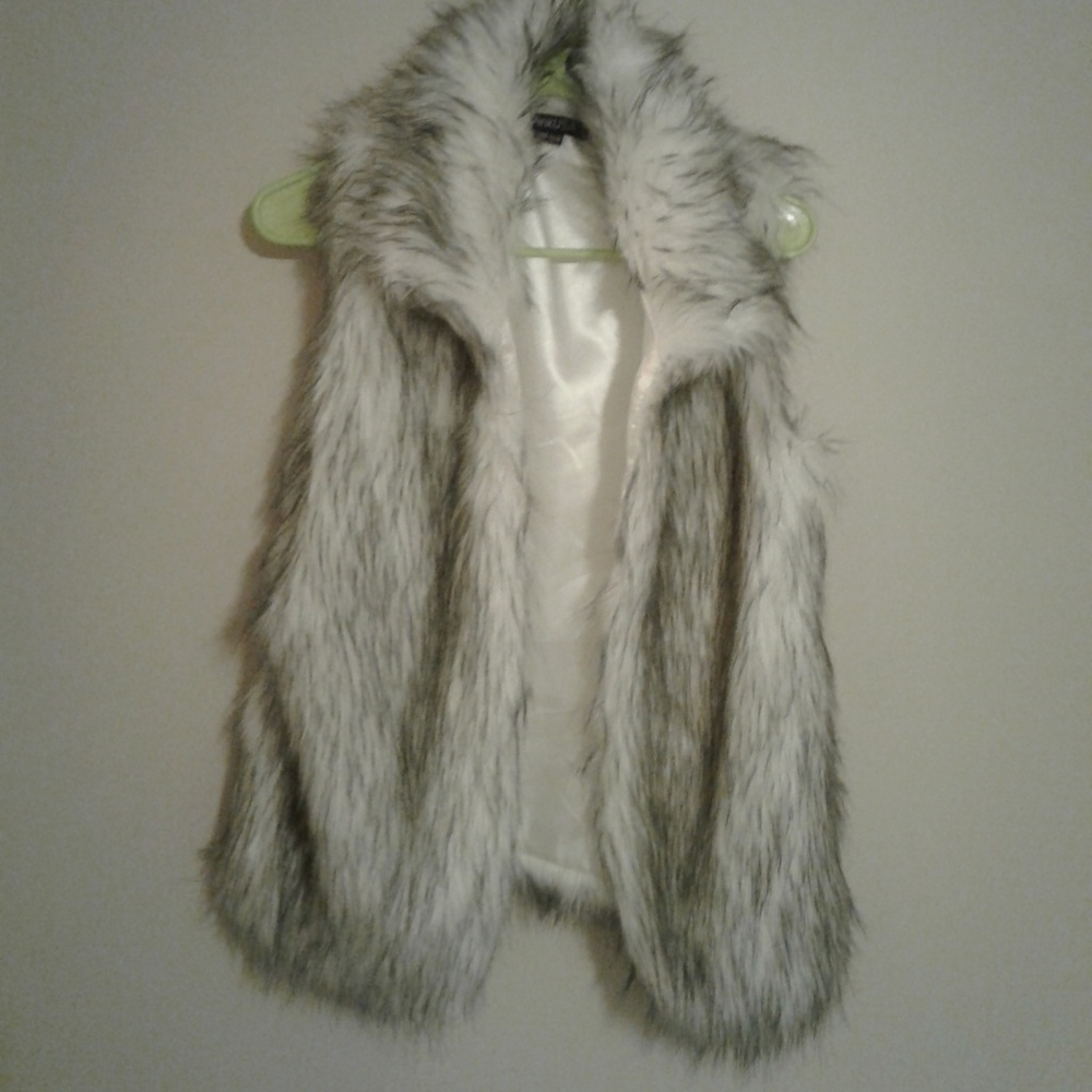 🆕️ NWOT--FAUX fur vest. 🆕️